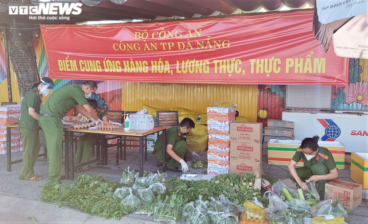 Ảnh: Công an Đà Nẵng mở 30 điểm bán hàng giá rẻ cho người dân - 1