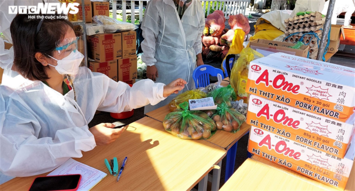 Ảnh: Công an Đà Nẵng mở 30 điểm bán hàng giá rẻ cho người dân - 3