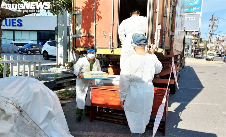 Ảnh: Công an Đà Nẵng mở 30 điểm bán hàng giá rẻ cho người dân - 2