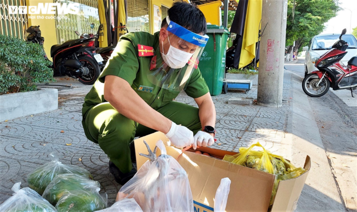 Ảnh: Công an Đà Nẵng mở 30 điểm bán hàng giá rẻ cho người dân - 9