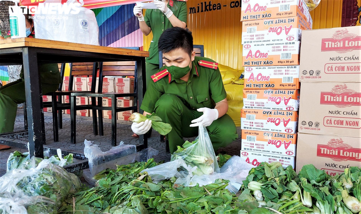 Ảnh: Công an Đà Nẵng mở 30 điểm bán hàng giá rẻ cho người dân - 6