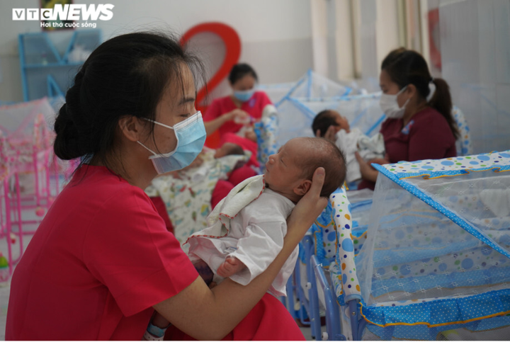 Những 'người mẹ' đặc biệt nhận chăm con cho sản phụ mắc COVID-19 - 4