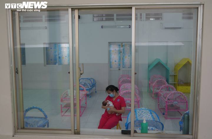 Những 'người mẹ' đặc biệt nhận chăm con cho sản phụ mắc COVID-19 - 10