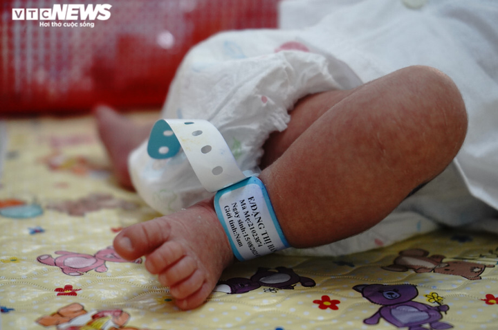 Những 'người mẹ' đặc biệt nhận chăm con cho sản phụ mắc COVID-19 - 6