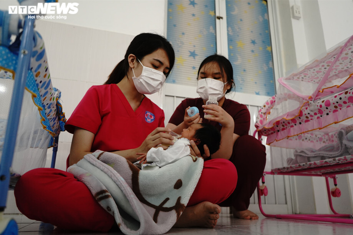 Những 'người mẹ' đặc biệt nhận chăm con cho sản phụ mắc COVID-19 - 8
