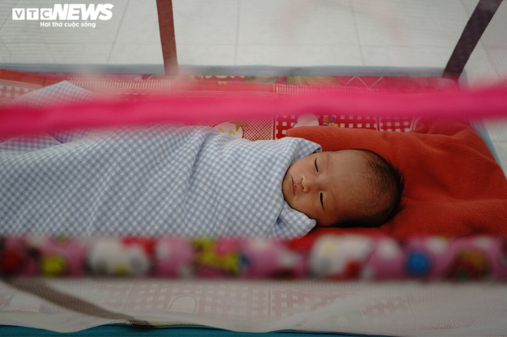 Những 'người mẹ' đặc biệt nhận chăm con cho sản phụ mắc COVID-19 - 5