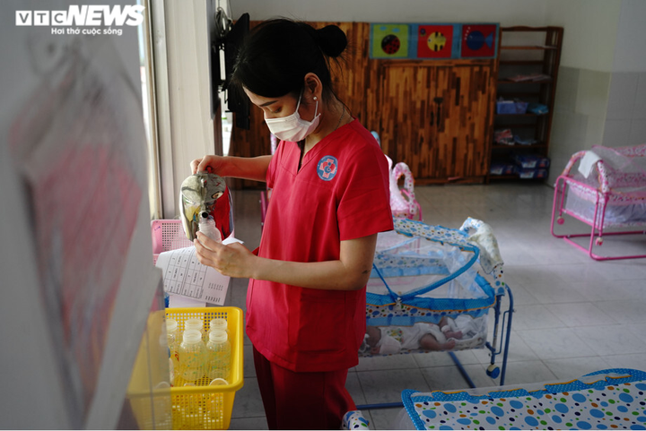 Những 'người mẹ' đặc biệt nhận chăm con cho sản phụ mắc COVID-19 - 7