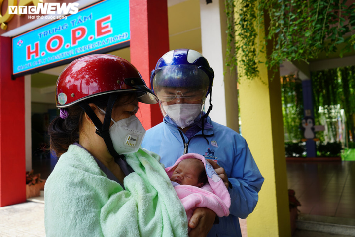 Những 'người mẹ' đặc biệt nhận chăm con cho sản phụ mắc COVID-19 - 18