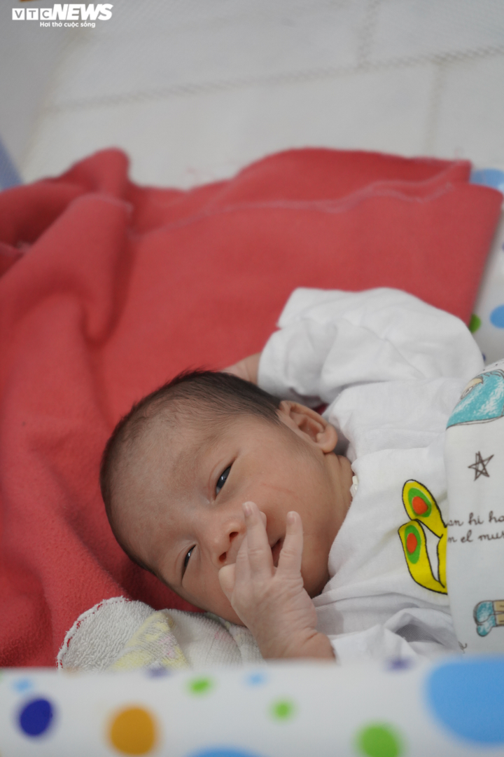 Những 'người mẹ' đặc biệt nhận chăm con cho sản phụ mắc COVID-19 - 13