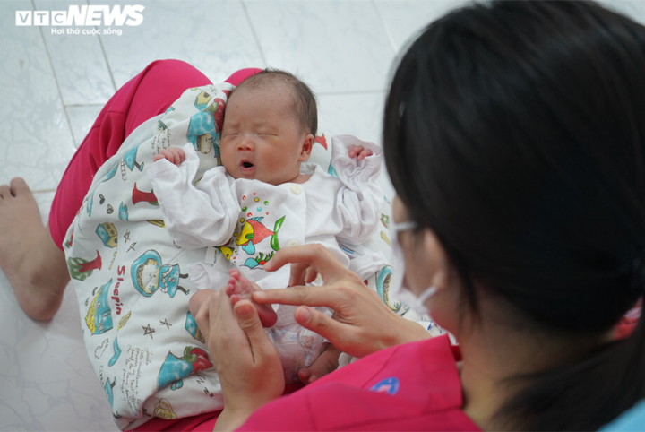 Những 'người mẹ' đặc biệt nhận chăm con cho sản phụ mắc COVID-19 - 9