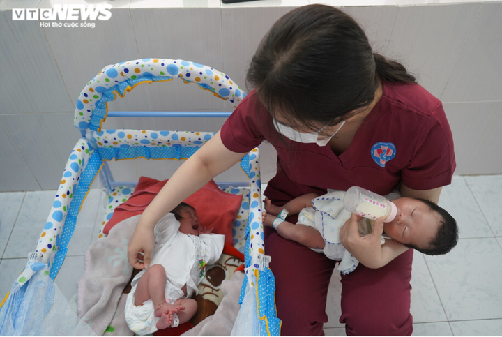 Những 'người mẹ' đặc biệt nhận chăm con cho sản phụ mắc COVID-19 - 11