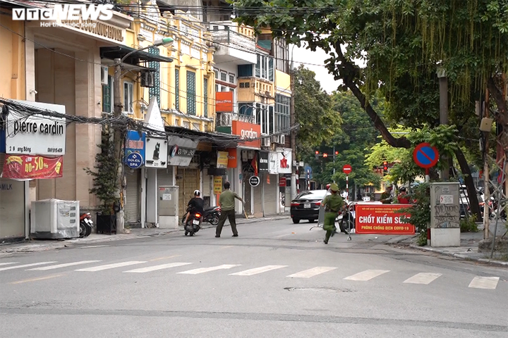 Ảnh: Nhiều người Hà Nội ra đường giấy tờ không hợp lệ, vượt chốt kiểm soát - 2