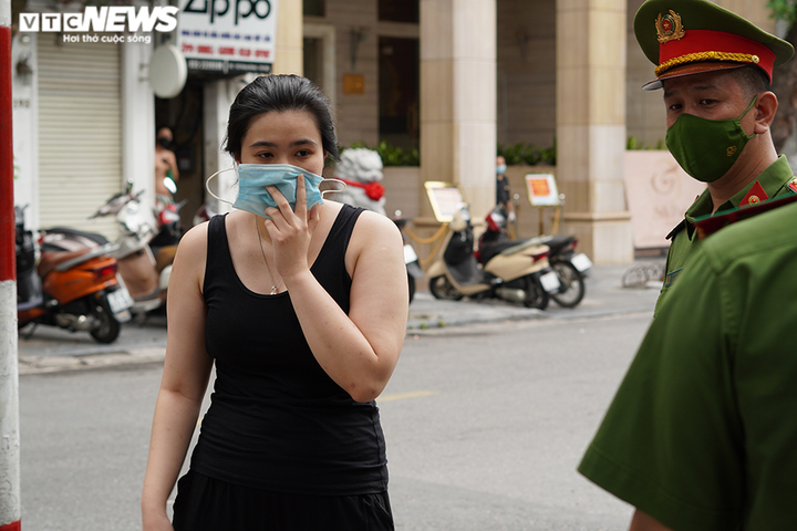 Ảnh: Nhiều người Hà Nội ra đường giấy tờ không hợp lệ, vượt chốt kiểm soát - 3