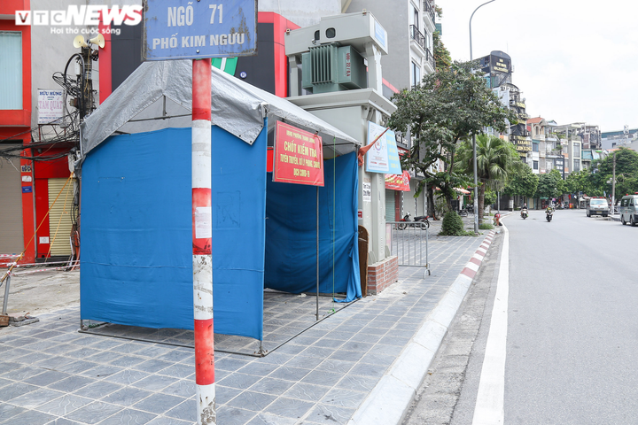 Hà Nội: Nhiều chốt kiểm soát COVID-19 'dựng cho có', người dân thoải mái đi qua - 1
