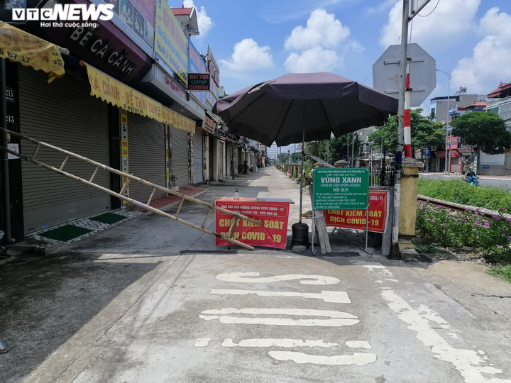 Hà Nội: Nhiều chốt kiểm soát COVID-19 'dựng cho có', người dân thoải mái đi qua - 9