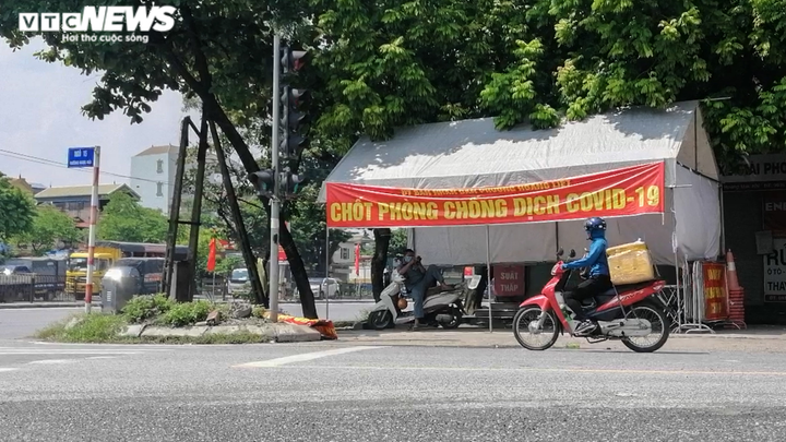 Hà Nội: Nhiều chốt kiểm soát COVID-19 'dựng cho có', người dân thoải mái đi qua - 5