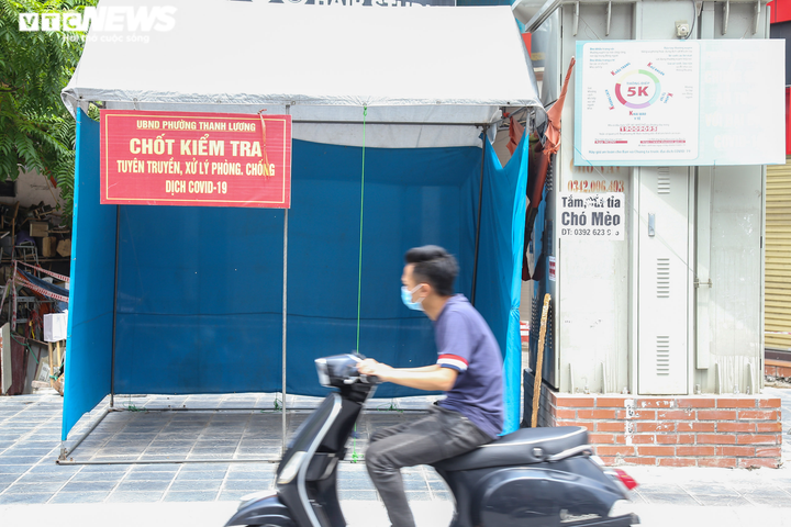 Hà Nội: Nhiều chốt kiểm soát COVID-19 'dựng cho có', người dân thoải mái đi qua - 2