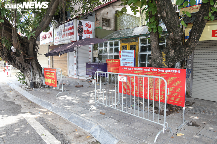 Hà Nội: Nhiều chốt kiểm soát COVID-19 'dựng cho có', người dân thoải mái đi qua - 11