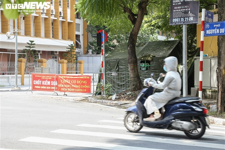 Hà Nội: Nhiều chốt kiểm soát COVID-19 'dựng cho có', người dân thoải mái đi qua - 6