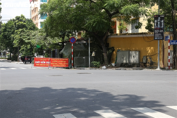 Hà Nội: Nhiều chốt kiểm soát COVID-19 'dựng cho có', người dân thoải mái đi qua - 7