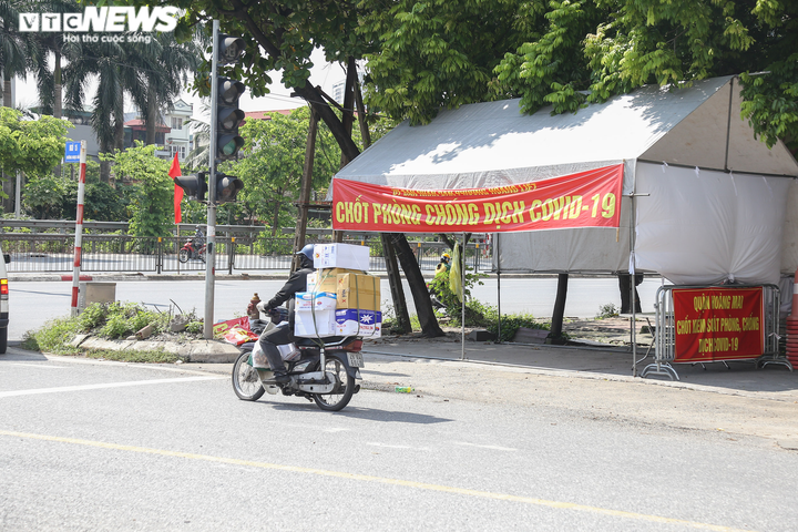 Hà Nội: Nhiều chốt kiểm soát COVID-19 'dựng cho có', người dân thoải mái đi qua - 4