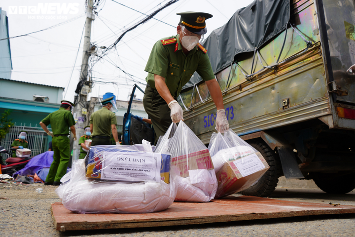 Ảnh: Người nghèo TP.HCM bật khóc khi nhận quà hỗ trợ từ các chiến sĩ công an - 3