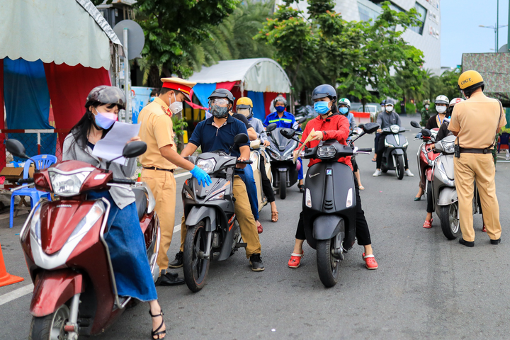 TP.HCM xem xét nới hoạt động của shipper, yêu cầu xét nghiệm hàng ngày - 2