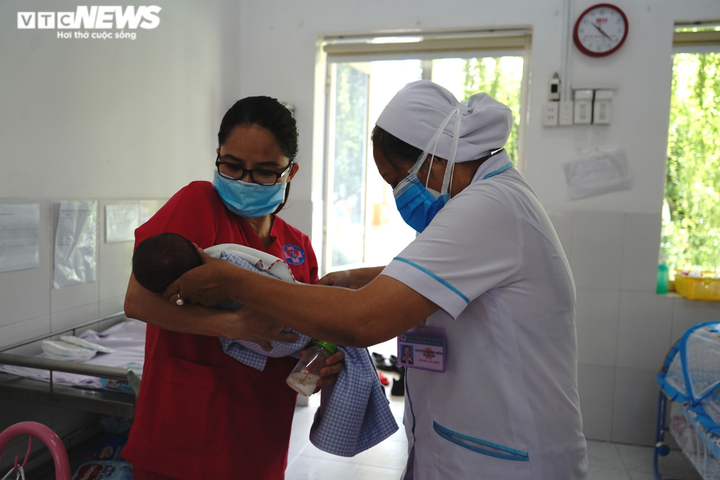 Những 'người mẹ' đặc biệt nhận chăm con cho sản phụ mắc COVID-19 - 16