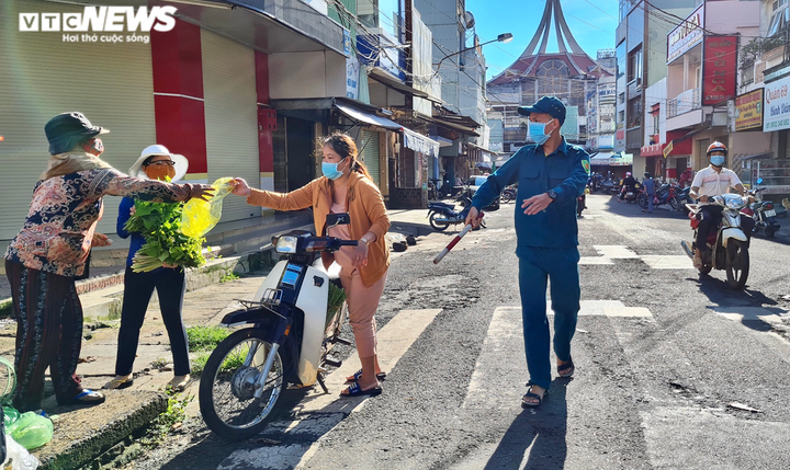 Ảnh: Hàng quán đóng cửa, đường phố vắng vẻ ngày đầu Pleiku thực hiện Chỉ thị 16 - 4