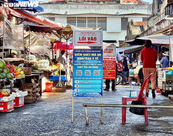 Ảnh: Hàng quán đóng cửa, đường phố vắng vẻ ngày đầu Pleiku thực hiện Chỉ thị 16 - 3