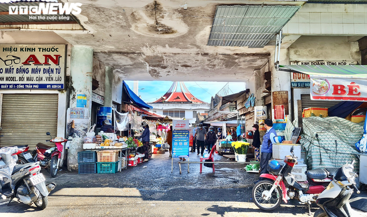 Ảnh: Hàng quán đóng cửa, đường phố vắng vẻ ngày đầu Pleiku thực hiện Chỉ thị 16 - 2