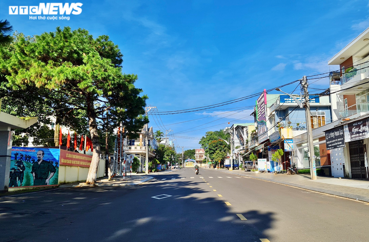Ảnh: Hàng quán đóng cửa, đường phố vắng vẻ ngày đầu Pleiku thực hiện Chỉ thị 16 - 10