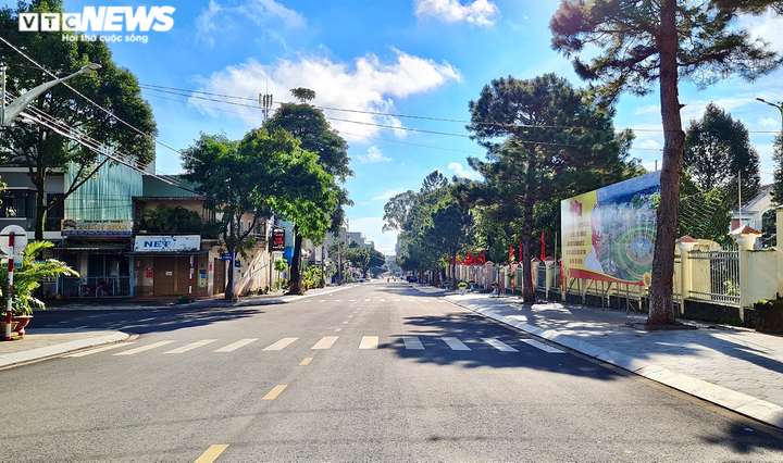 Ảnh: Hàng quán đóng cửa, đường phố vắng vẻ ngày đầu Pleiku thực hiện Chỉ thị 16 - 1