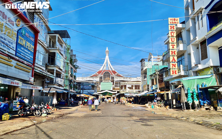 Ảnh: Hàng quán đóng cửa, đường phố vắng vẻ ngày đầu Pleiku thực hiện Chỉ thị 16 - 12