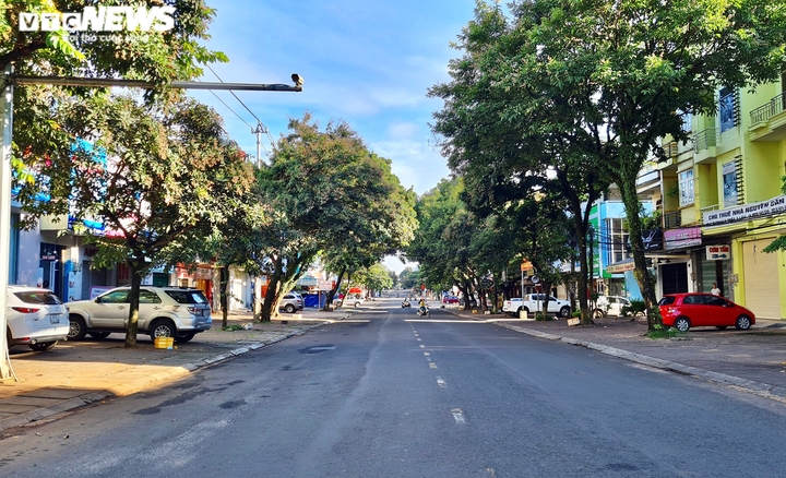 Ảnh: Hàng quán đóng cửa, đường phố vắng vẻ ngày đầu Pleiku thực hiện Chỉ thị 16 - 11