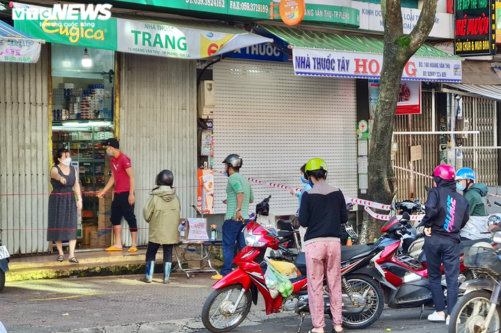 Ảnh: Hàng quán đóng cửa, đường phố vắng vẻ ngày đầu Pleiku thực hiện Chỉ thị 16 - 6