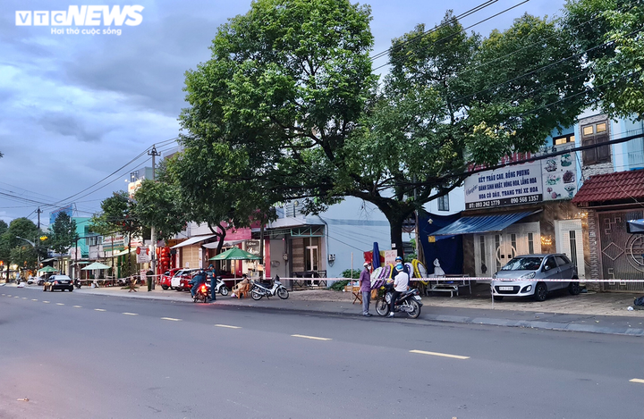 Ảnh: Hàng quán đóng cửa, đường phố vắng vẻ ngày đầu Pleiku thực hiện Chỉ thị 16 - 8