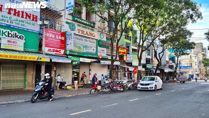 Ảnh: Hàng quán đóng cửa, đường phố vắng vẻ ngày đầu Pleiku thực hiện Chỉ thị 16 - 5