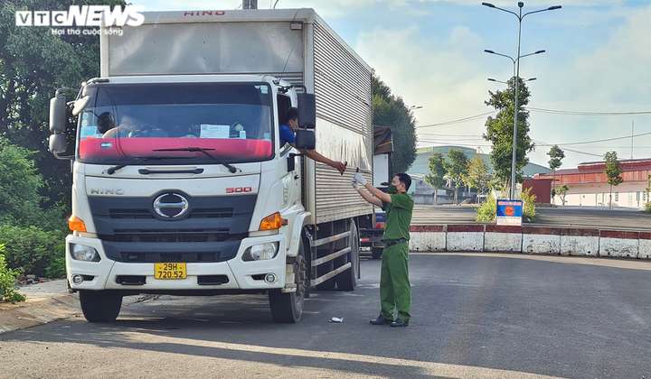 Ảnh: Hàng quán đóng cửa, đường phố vắng vẻ ngày đầu Pleiku thực hiện Chỉ thị 16 - 7