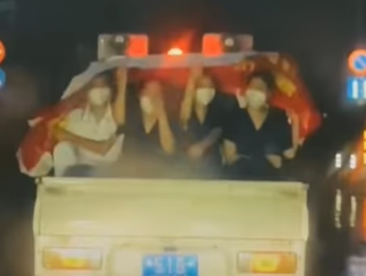 Lời cảm ơn trong mưa tới sinh viên tình nguyện chống dịch ở TP.HCM - 1