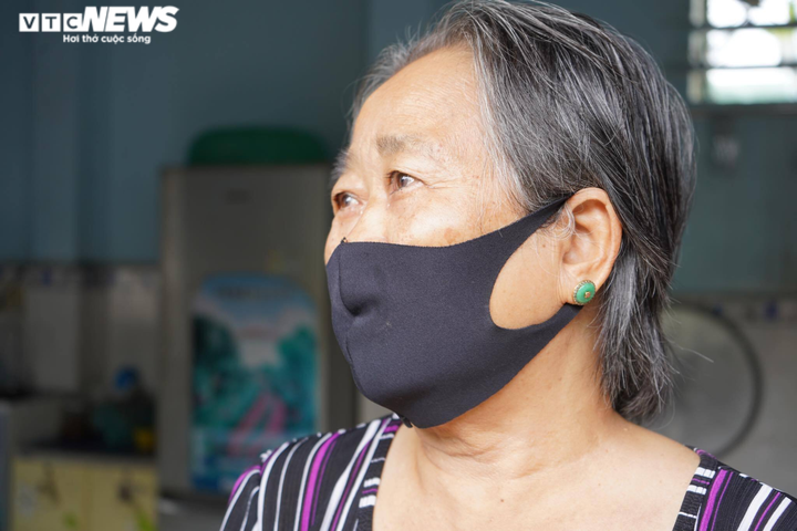 Ảnh: Người nghèo TP.HCM bật khóc khi nhận quà hỗ trợ từ các chiến sĩ công an - 10