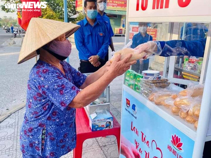 Huế khai trương mô hình 'tủ mì 0 đồng' hỗ trợ người dân vượt qua đại dịch - 1
