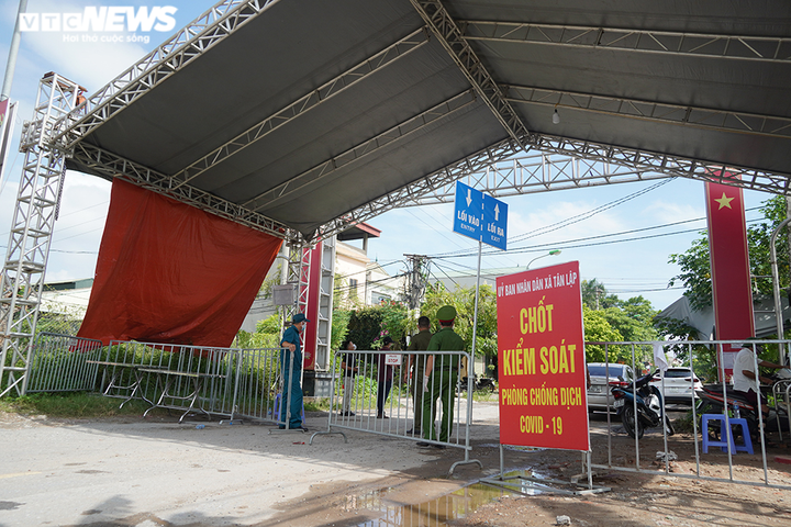 Ảnh: Phong tỏa khu dân cư ở Hà Nội sau khi phát hiện ca F0 cộng đồng - 1