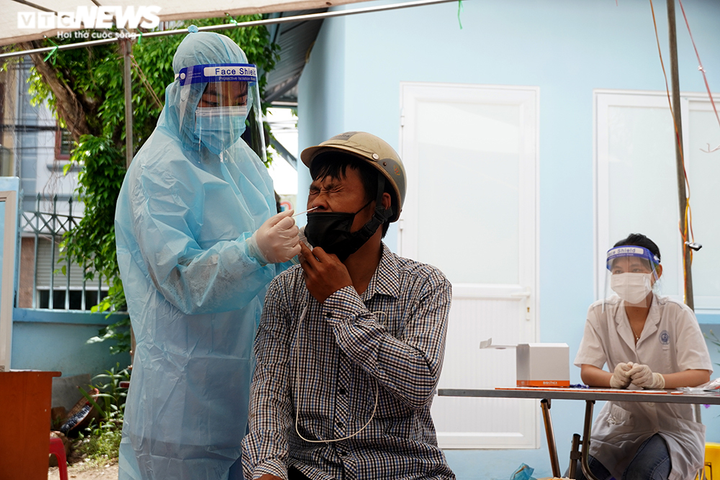 Ảnh: Phong tỏa khu dân cư ở Hà Nội sau khi phát hiện ca F0 cộng đồng - 4