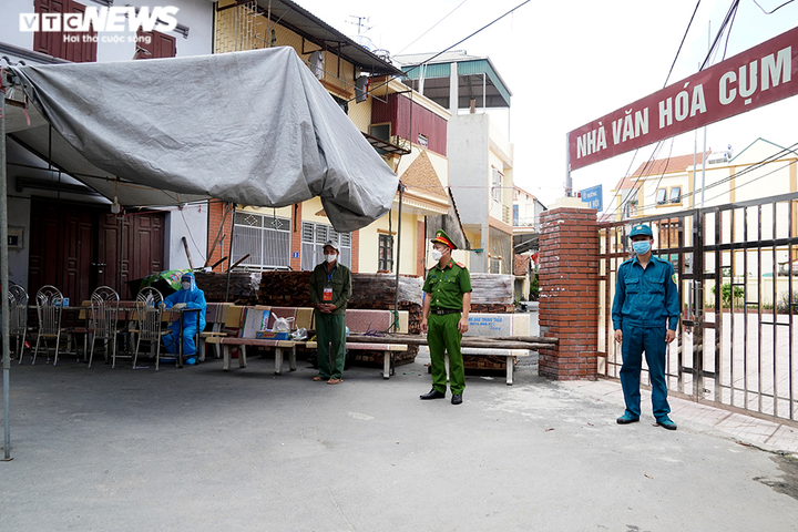 Ảnh: Phong tỏa khu dân cư ở Hà Nội sau khi phát hiện ca F0 cộng đồng - 5