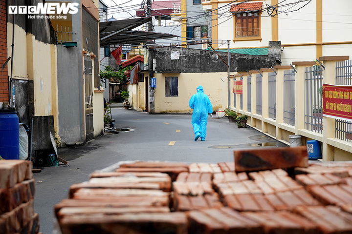 Ảnh: Phong tỏa khu dân cư ở Hà Nội sau khi phát hiện ca F0 cộng đồng - 6
