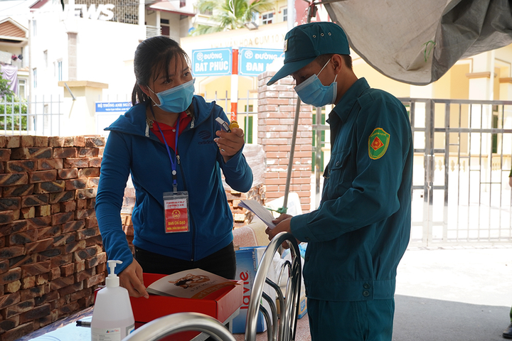 Ảnh: Phong tỏa khu dân cư ở Hà Nội sau khi phát hiện ca F0 cộng đồng - 8