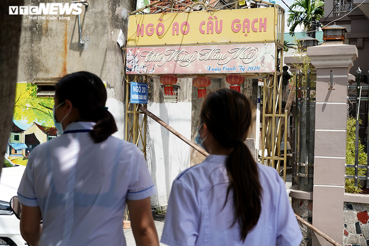 Ảnh: Phong tỏa khu dân cư ở Hà Nội sau khi phát hiện ca F0 cộng đồng - 9