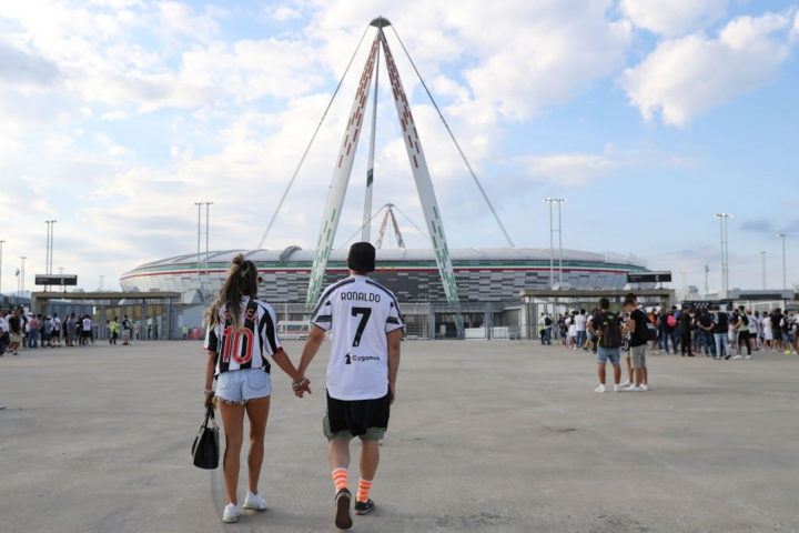 Cổ động viên Juventus đang rất nhớ Ronaldo - 1