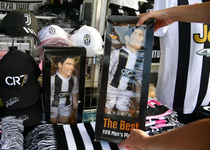 Cổ động viên Juventus đang rất nhớ Ronaldo - 5